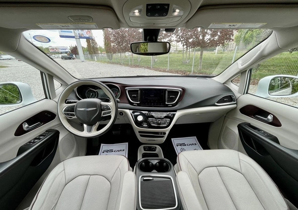 Chrysler Pacifica cena 139900 przebieg: 120000, rok produkcji 2020 z Krosno małe 704